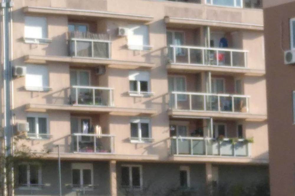 POLICAJAC BACIO PIŠTOLJ I OPASAČ KROZ PROZOR! Pregovori na Voždovcu JOŠ TRAJU zbog sumnje da IMA JOŠ ORUŽJA (VIDEO)