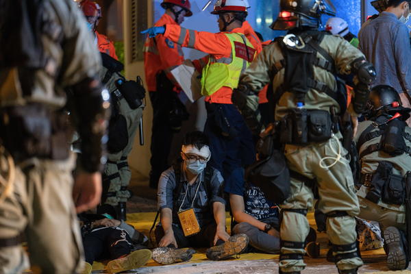 HONG KONG JE POSTAO BOJNO POLJE: Policija upala u KAMPUS u koji su se zabarikadirali studenti, počeo OKRŠAJ (VIDEO)