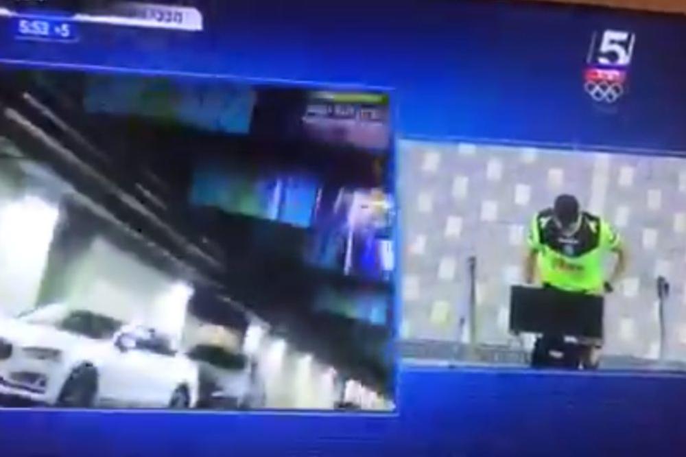 SUDIJA GLEDA I NE VERUJE: Donosi odluku da li je penal u 93. minutu, a VAR mu pustio snimak s parkinga!