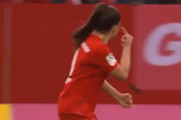 SRPKINJA U CENTRU SKANDALA U NEMAČKOJ: Dala gol, pa pokazala srednji prst bivšoj saigračici!
