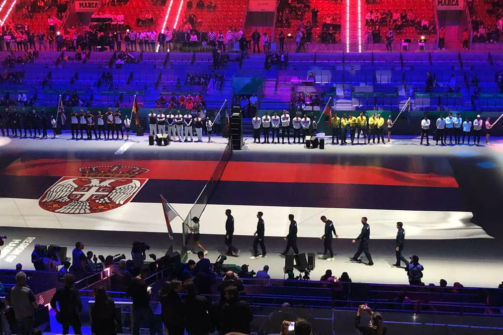 OTVOREN DEJVIS KUP U MADRIDU: Osvanula ogromna srpska zastava, sa tribina se skandiralo 'Srbija, Srbija!