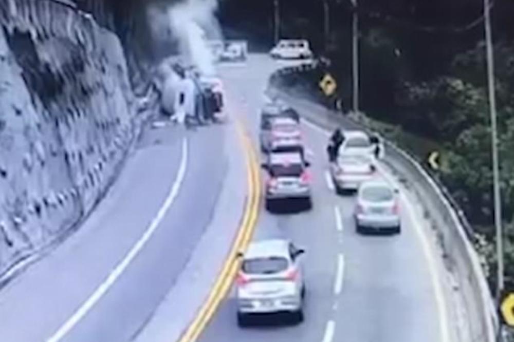 IZGUBIO KONTROLU NAD CISTERNOM DOK JE ULAZIO U KRIVINU: Vozilo se prevrnulo, a tek onda je krenuo PAKAO (VIDEO)