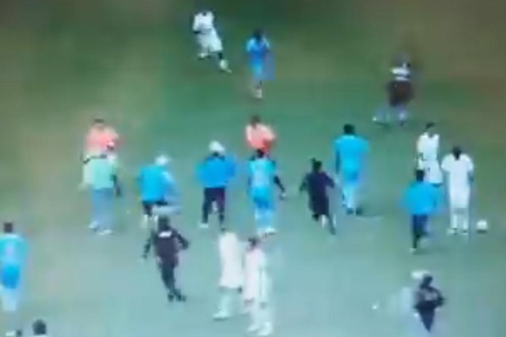 HAOS NA UTAKMICI KUPA: Navijači napali sudije, gostujući fudbaleri ih branili, pa morali da beže u kamionu za konje