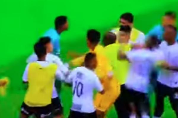 BRAZILCI SU STVARNO NENORMALNI: Golman odbranio penal, igrači protivničkog kluba hteli da ga linčuju!