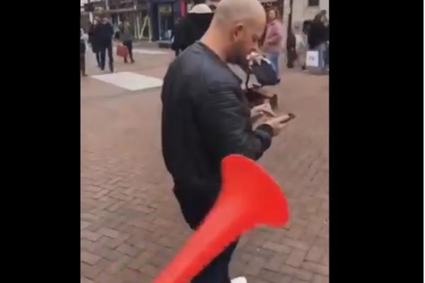 UZEO JE MALU TRUBU I REŠIO DA PREPADA LJUDE NA ULICI: Reakcije su bile URNEBESNE (VIDEO)