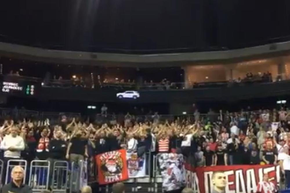 TRANSPARENT ZA KOSOVO U BERLINU: Marko Grujić na tribinama, a himna Evrolige se opet nije čula od pesme Delija!