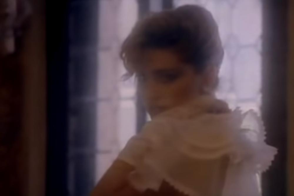 CELA SRBIJA ZGROŽENA: Pevačica objavila snimak na kom PIJE URIN kako bi POVRATILA POPULARNOST! (FOTO)