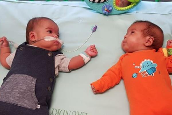 RODILA BLIZANCE PRERANO, JEDNA BEBA JE BILA NA IVICI SMRTI: Kada su pored nje stavili BRATA, dogodilo se ČUDO!