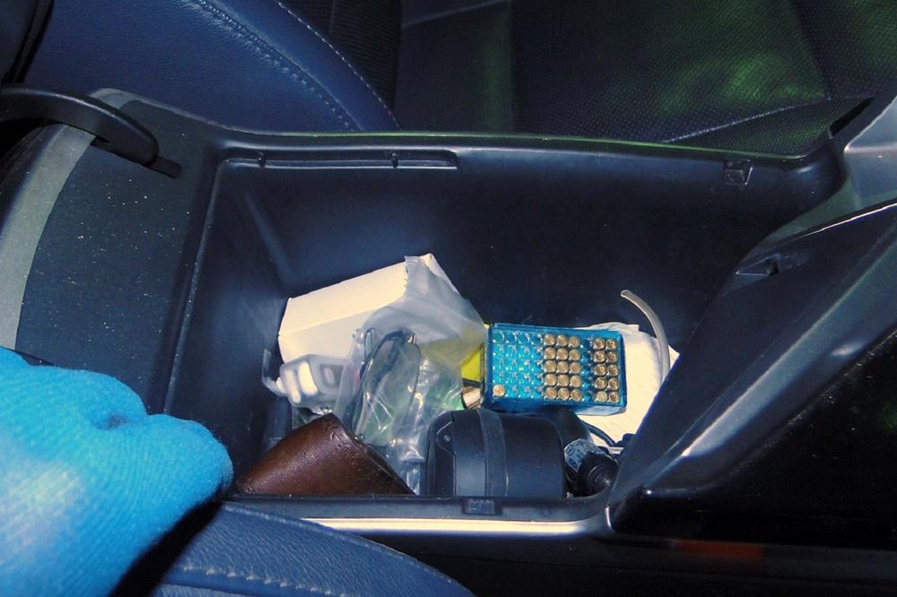 SRPSKA POLICIJA UHVATILA JE BUGARINA ZBOG ONOGA ŠTO JE IMAO U DRŽAČU ZA RUKE! Služi za UBIJANJE! (FOTO)