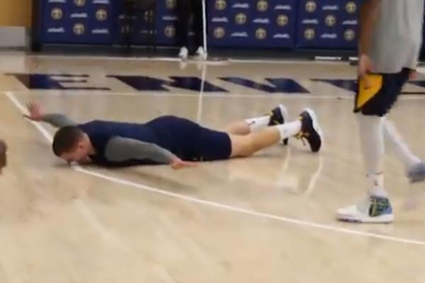 U DENVERU PIKALI FUDBALICU: Jokić vrteo trenera Melouna, dao gol i klizao se po parketu dok je slavio!