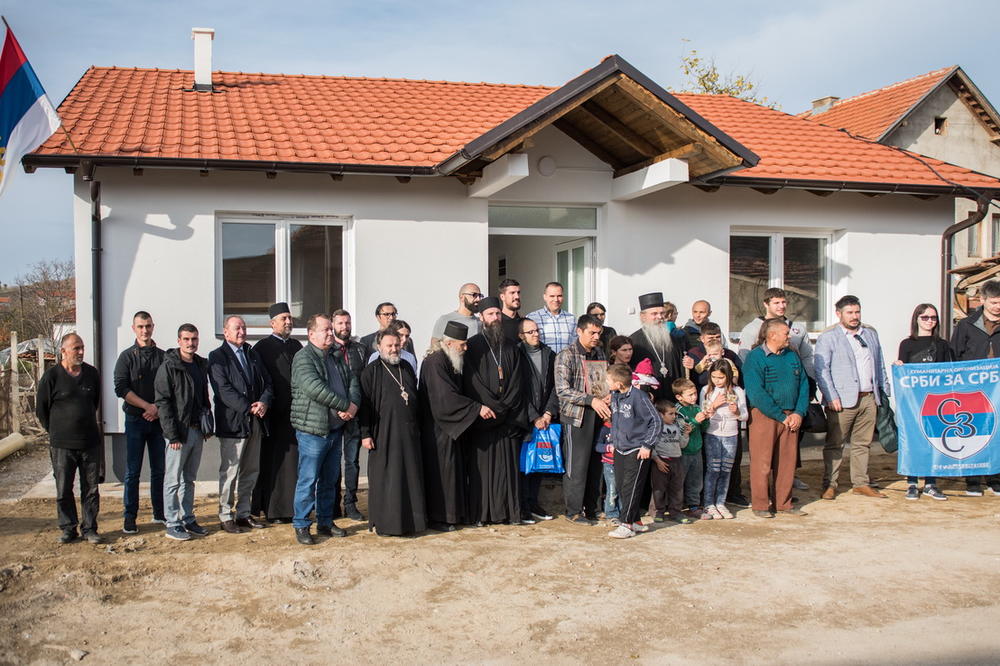 VELIKI ČOVEK: Kešelj izgradio kuću za Srbe na Kosovu, Pero Antić uveličao predivan momenat!