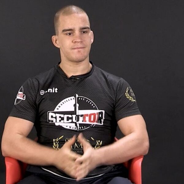 NAKON ODMORA USLEDIO JE PAKAO ZBOG KORONE: Srpski MMA borac se oglasio sa Maldiva! Ovo je suludo, pomozite nam