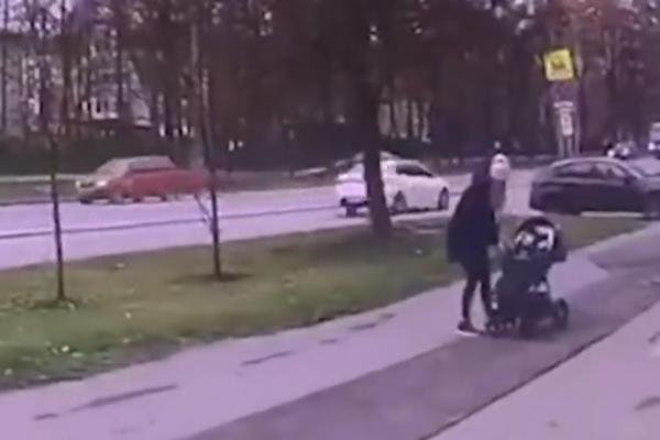 ŠETALA JE S BEBOM PO TROTOARU, A KAMION SE ZALETEO U RIKVERC! Najstrašniji SNIMAK koji ćete danas POGLEDATI (VIDEO)