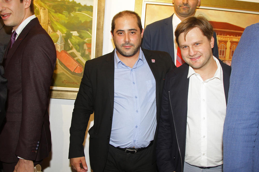 HAHAHAHA, KOJA LOBANJA Miša Vacić se slikao s lepim devojkama, ali 1 detalj niko nije primetio! URNEBESAN JE (FOTO)