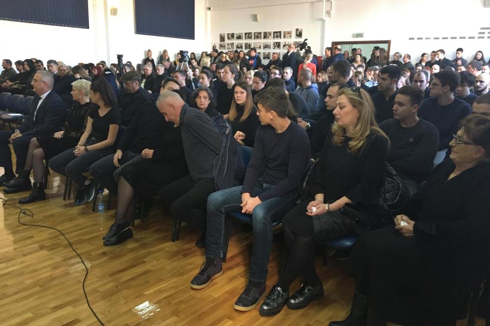 ODRŽANA KOMEMORACIJA MLADOM FIZIČARU MIHAJLU SPORIĆU: Ana Brnabić se upisala u knjigu žalosti (FOTO) (VIDEO)