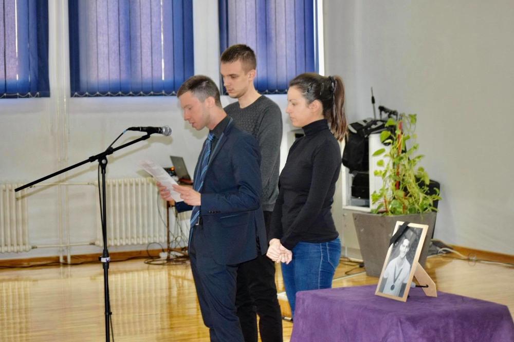 PRIJATELJI SE NA POTRESAN NAČIN OPRAŠTAJU OD MIHAJLA! Kada su počeli da SVIRAJU, SUZE SU SVIMA POTEKLE! (VIDEO)