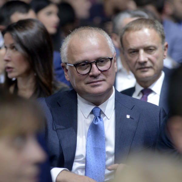 Vesić: Nije normalno da se šeta parkovima dok ljudi umiru