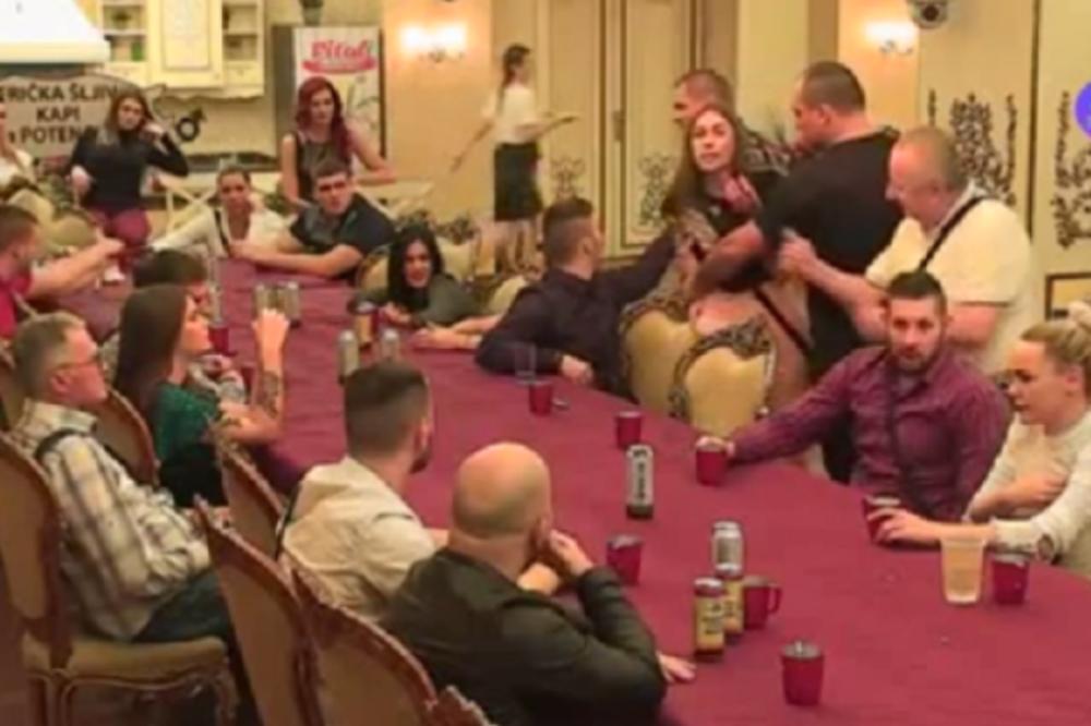 POLICIJA I OBEZBEĐENJE PAROVA REAGOVALI! Zamalo krvoproliće u vili: Pevarena žena krenula sa pištoljem na učesnicu