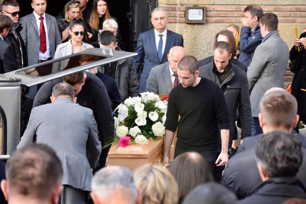 1 DETALJ NA SAHRANI MLADOG FIZIČARA SU SVI KOMENTARISALI! Sve se događalo u trenutku kada se iznosio KOVČEG!