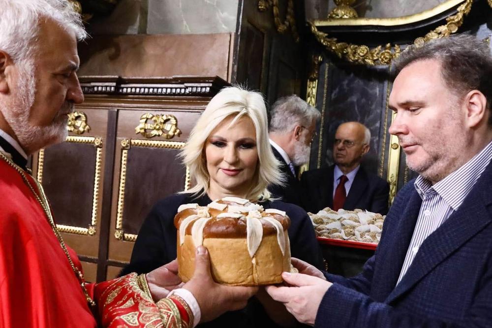 PATRIJARH IRINEJ ZORANI PRESEKAO SLAVSKI KOLAČ! Ovako ministarka slavi jednu od najvećih SRPSKIH SLAVA (FOTO)