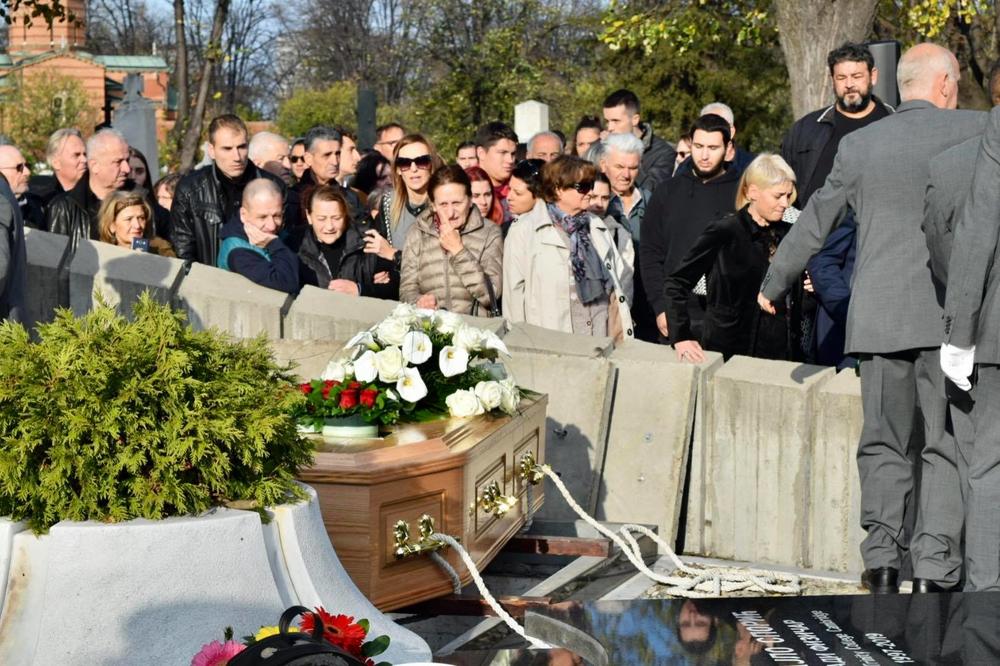 MIHAJLO ĆE BITI SAHRANJEN IZMEĐU 2 LEGENDE! Mladog fizičara REKA LJUDI ISPRAĆA NA  POČINAK!