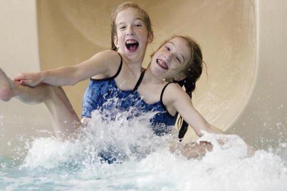 NIKADA NISU ŽELELE DA IH RAZDVOJE: Ovako izgleda život SIJAMSKIH BLIZNAKINJA koje idu na posao i voze auto!