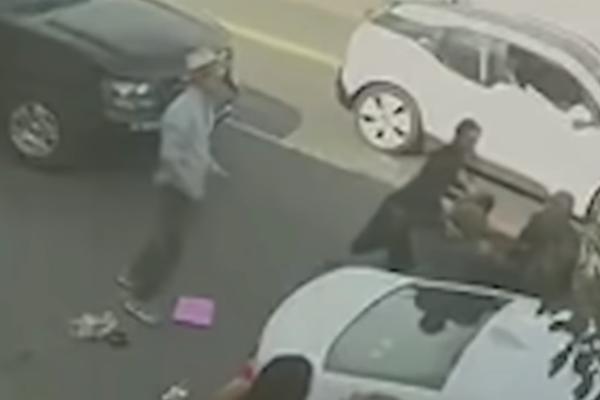 GLUMICA KOJA JE IGRALA SA BIKOVIĆEM ZVERSKI NAPADNUTA NASRED ULICE: Isplivao snimak jezive SCENE!