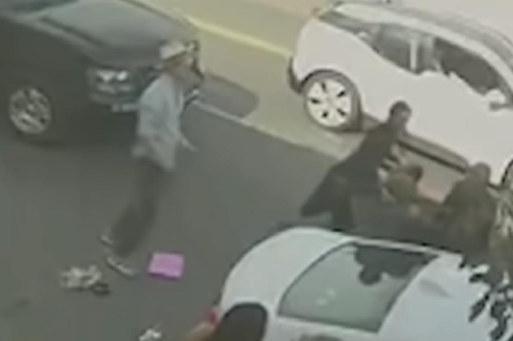 GLUMICA KOJA JE IGRALA SA BIKOVIĆEM ZVERSKI NAPADNUTA NASRED ULICE: Isplivao snimak jezive SCENE!