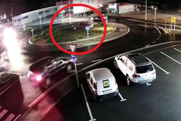 NOVI SNIMAK BAHATE VOŽNJE: Ljudi gledaju i ne veruju šta ovaj vozač radi! (VIDEO)