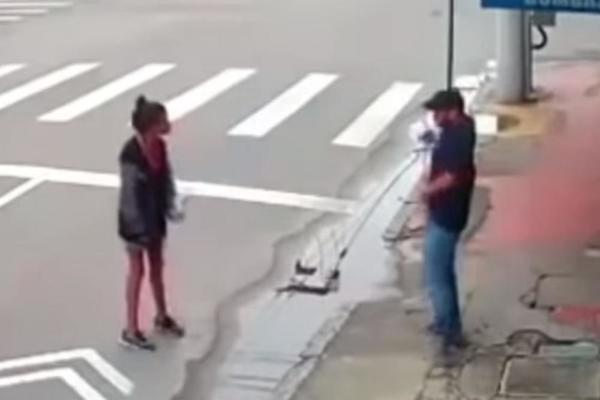 PRIŠLA JE MUŠKARCU NA ULICI DA MU TRAŽI SITNO: Izvadio je pištolj i nastalo je krvoproliće (UZNEMIRUJUĆI VIDEO)