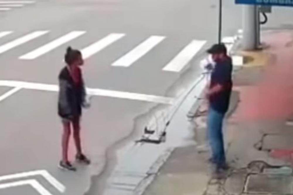 PRIŠLA JE MUŠKARCU NA ULICI DA MU TRAŽI SITNO: Izvadio je pištolj i nastalo je krvoproliće (UZNEMIRUJUĆI VIDEO)