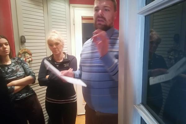 PRIVATNO OBEZBEĐENJE PRATI IZVRŠITELJE I SASIPA PRETNJE U LICE: Jedan od njih je osoba koju policija traži?!