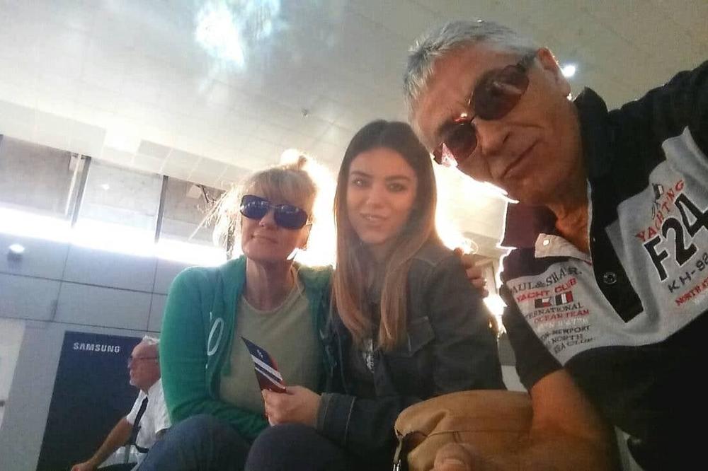 MUŽ MI JE DANAS ZAVRŠIO U BOLNICI, ĆERKA SE SVAKI DAN TRESE! Ispovest Jasne koju su pokušali da izbace iz STANA!