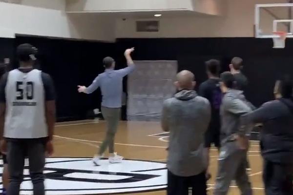 PEĐA STOJAKOVIĆ SE BAŠ OBRUKAO: Legenda Kingsa se zacenila od smeha kad je videla šta je uradio!