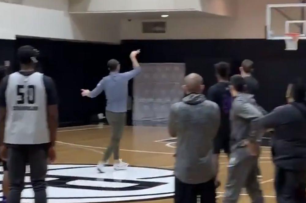 PEĐA STOJAKOVIĆ SE BAŠ OBRUKAO: Legenda Kingsa se zacenila od smeha kad je videla šta je uradio!