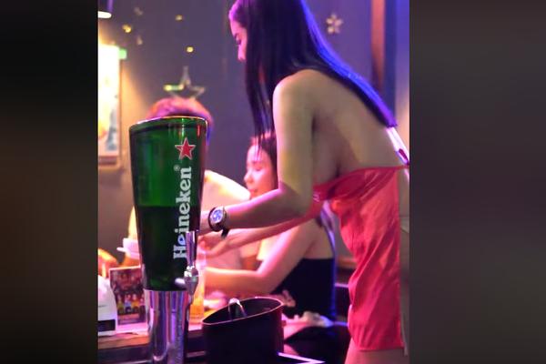 KONOBARICE SLUŽILE GOSTE SAMO U GAĆICAMA I KECELJAMA! Skandal u restoranu, svi su pohapšeni (VIDEO)