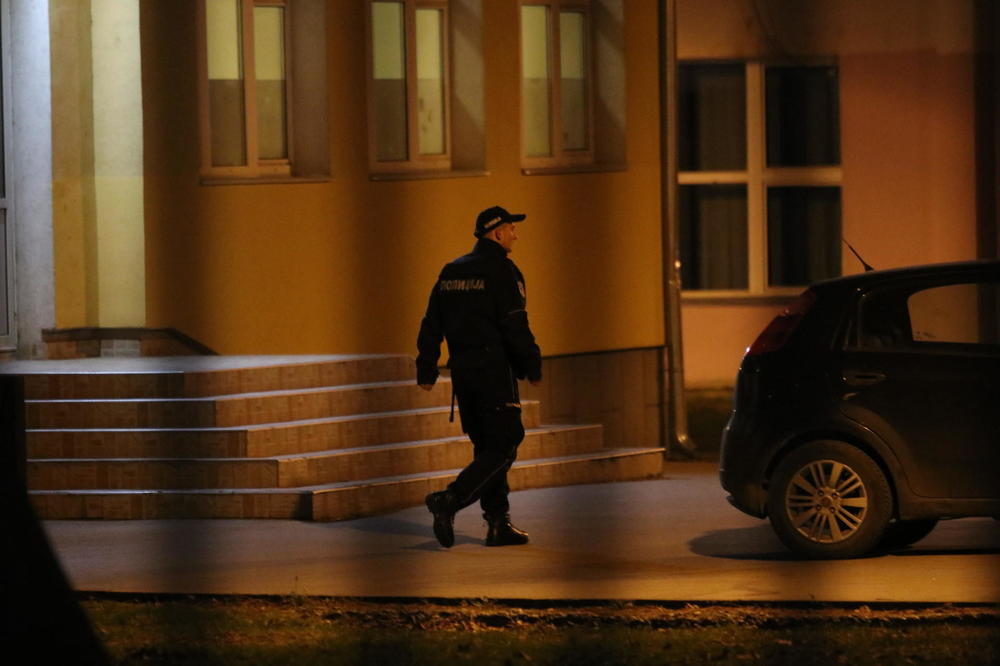 POLICIJA ISPRED KUĆE GORANA KOJI JE PUCAO PO ŠKOLI: Ne dozvoljavaju nikome da se približi!