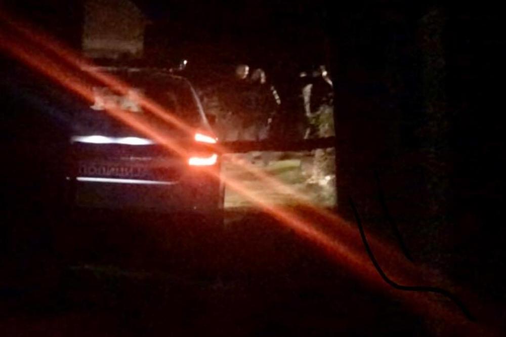 POLICIJA KOPA PO DVORIŠTU GORANA T! Opšti haos i panika, komšije tvrde da drži ARSENAL ORUŽJA!