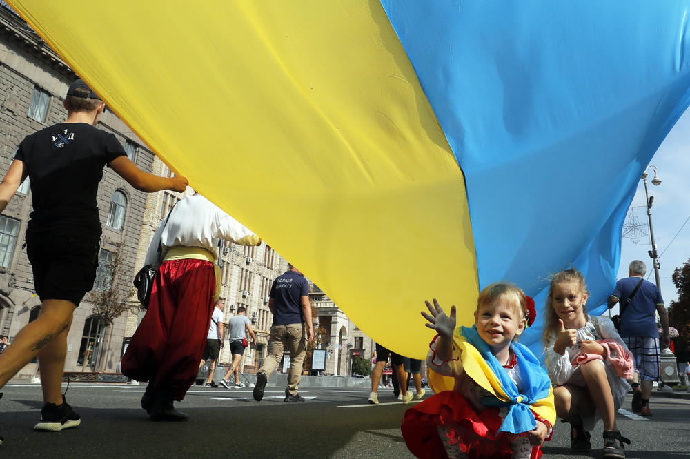 "NE PLAŠIMO SE": Ukrajinci slave Dan jedinstva, žuto-plava ZASTAVA se vijori širom zemlje (VIDEO)