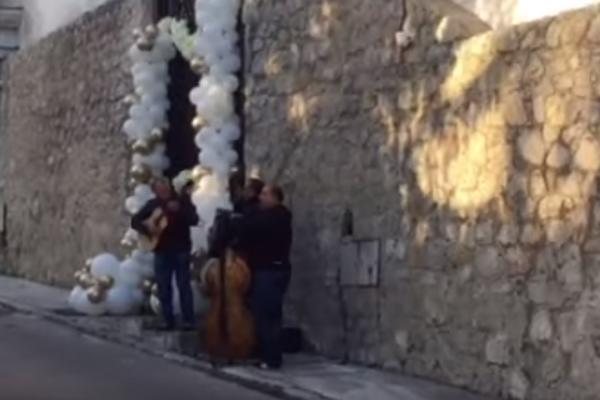 ISPRED CECINE KUĆE ORI SE MUZIKA! Veselo od ranog jutra na DEDINJU