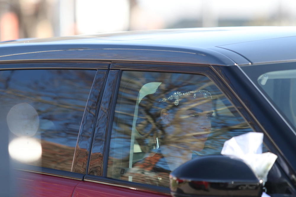 BOGDANA STIGLA U RODNI TITEL: Mlada pala MAJCI U ZAGRLJAJ, iz kuće se čuju SESTRE kako kliču! (VIDEO)