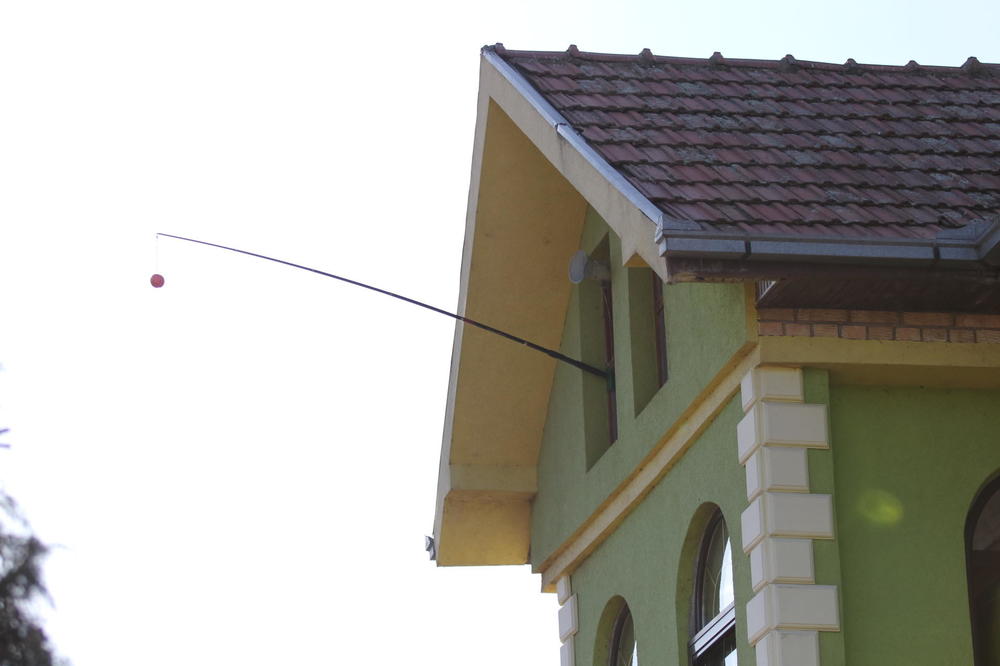 JABUKA NA VRH KUĆE! Muškarci kažu da je nameštena tako da je SVAKO POGODI (FOTO)