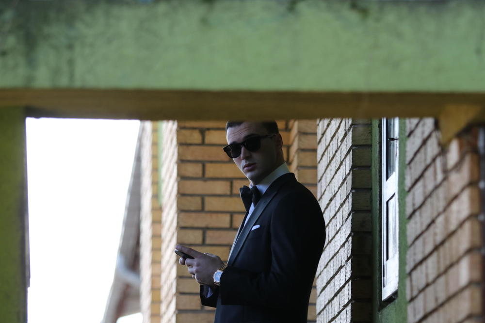 ĐORĐA KULJIĆ U PONOĆ ZGODNA BRINETA POČASTILA POLJUBCIMA: Isplivale fotke sa luks žurke na primorju, NE SMIRUJE SE!