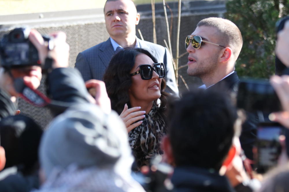 ZAVIRILI SMO IZA ZATVORENIH VRATA: U domu Rodića se ori pesma, a evo šta rade CECA I VELJKO (VIDEO)