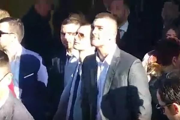 VELJKOV DRUG PUSTIO SUZU: Kad je mladoženja pogodio jabuku, njegov prijatelj ZAPLAKAO (VIDEO)