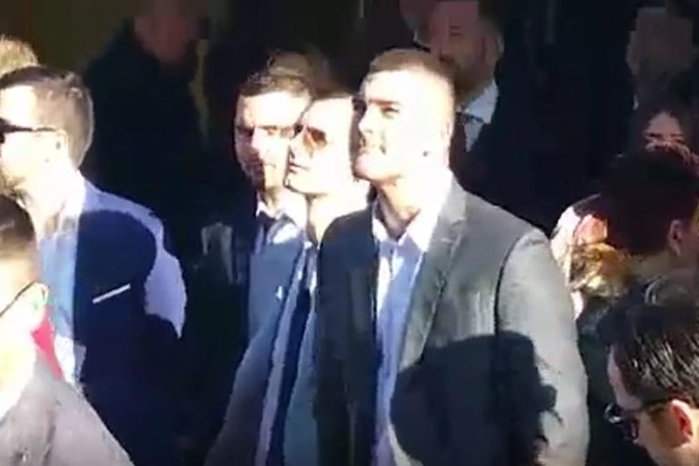 VELJKOV DRUG PUSTIO SUZU: Kad je mladoženja pogodio jabuku, njegov prijatelj ZAPLAKAO (VIDEO)