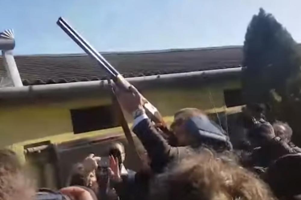 ARKAN IZ ŠESTOG PUTA POGODIO JABUKU, VELJKO IZ PRVOG! Taj detalj sa svadbe svi pamte!