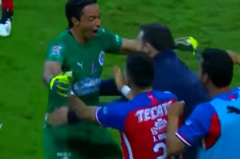 GOLMAN POGODIO SA CELOG TERENA: Situacija kao sa fudbalske igrice na utakmici prvenstva Meksika!
