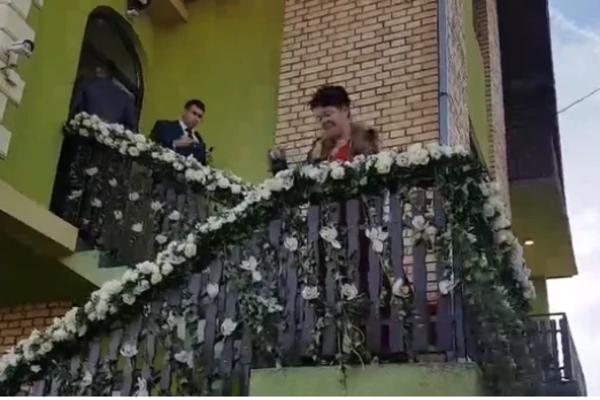 ZAMALO TRAGEDIJA NA SVADBI: Bogdanina BAKA doživela PEH! Stropoštala se NIZ STEPENICE (VIDEO)