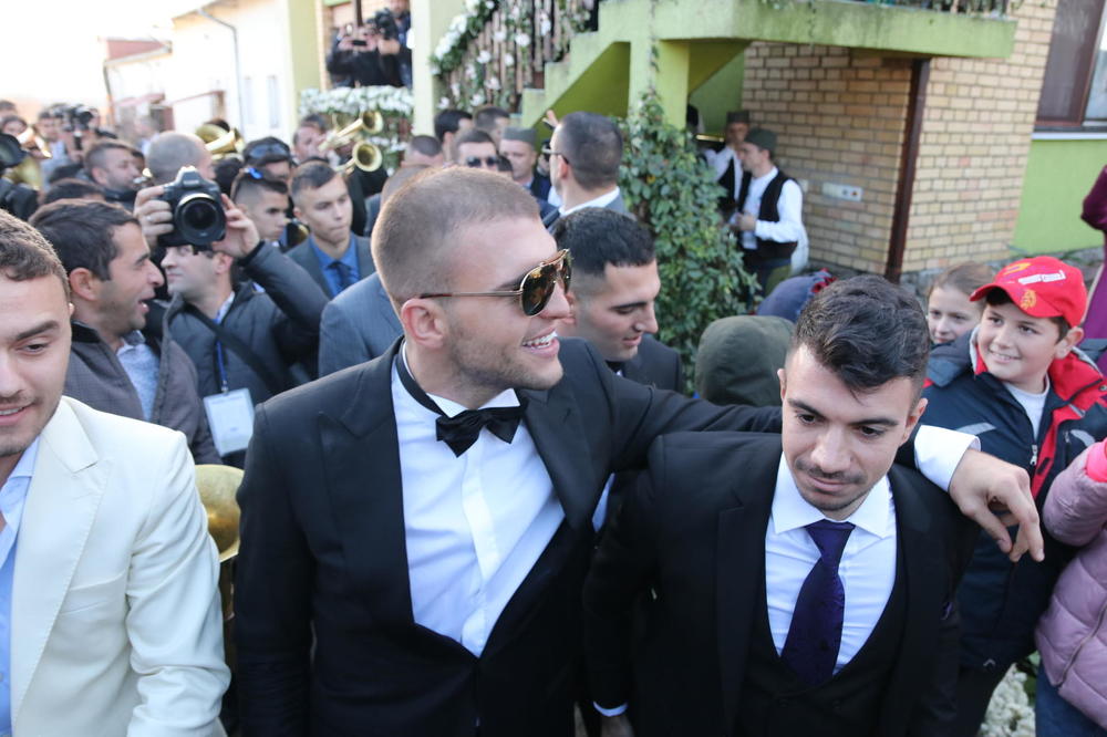 ZBOG VELJKA RAŽNATOVIĆA U TITELU POČELI DA SLUŽE NJEGOVO OMILJENO PIĆE: Meštani ga obožavaju, kao da je NJIHOV